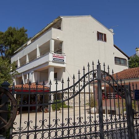 Apartments Villa Ban 로비니 외부 사진