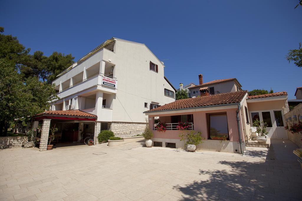 Apartments Villa Ban 로비니 외부 사진